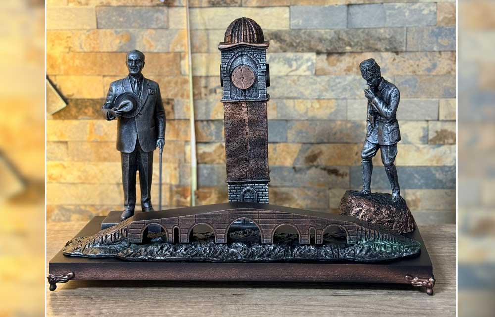 Atatürk, Büyük Saat ve Taş Köprü Hediyeliği